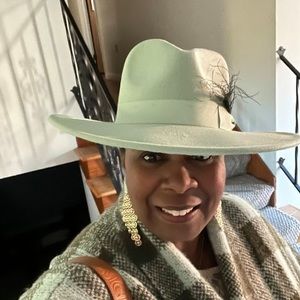 Meet your Posher, Monica